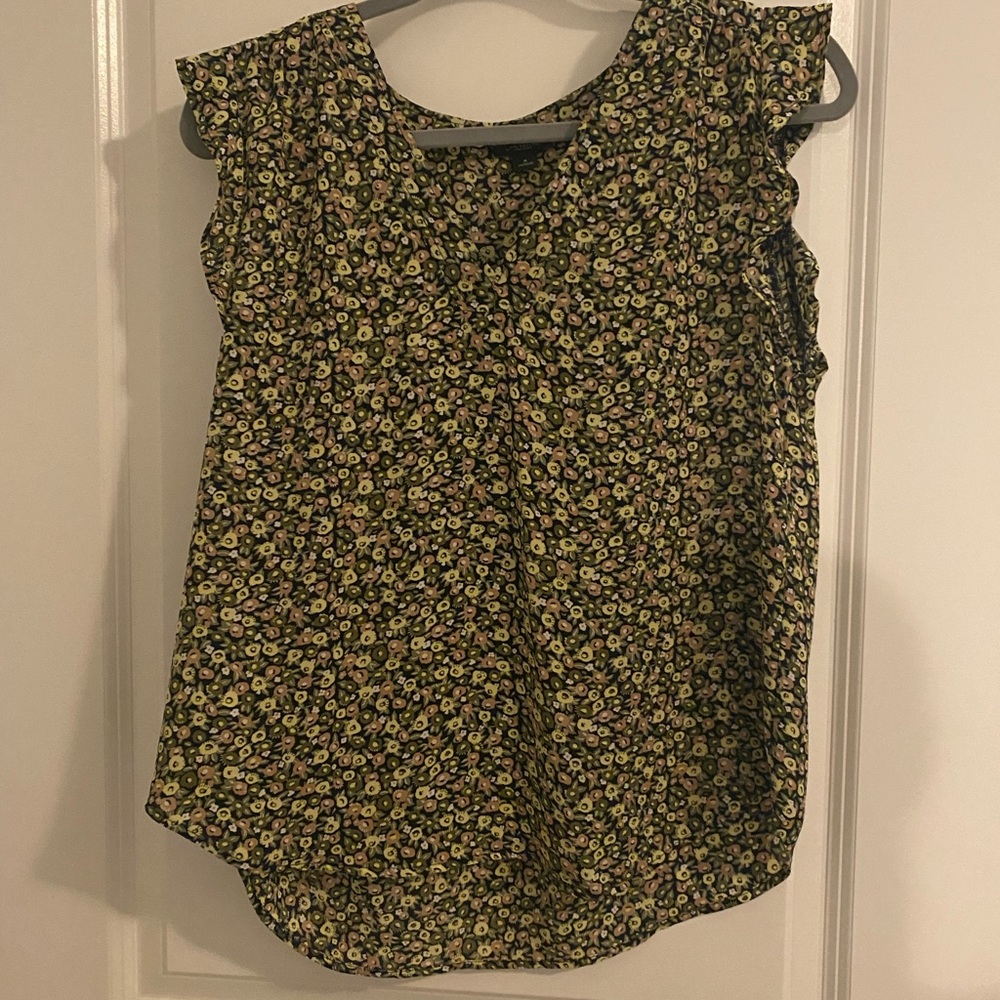 Ann Taylor | Floral Women’s Blouse. Size Medium.